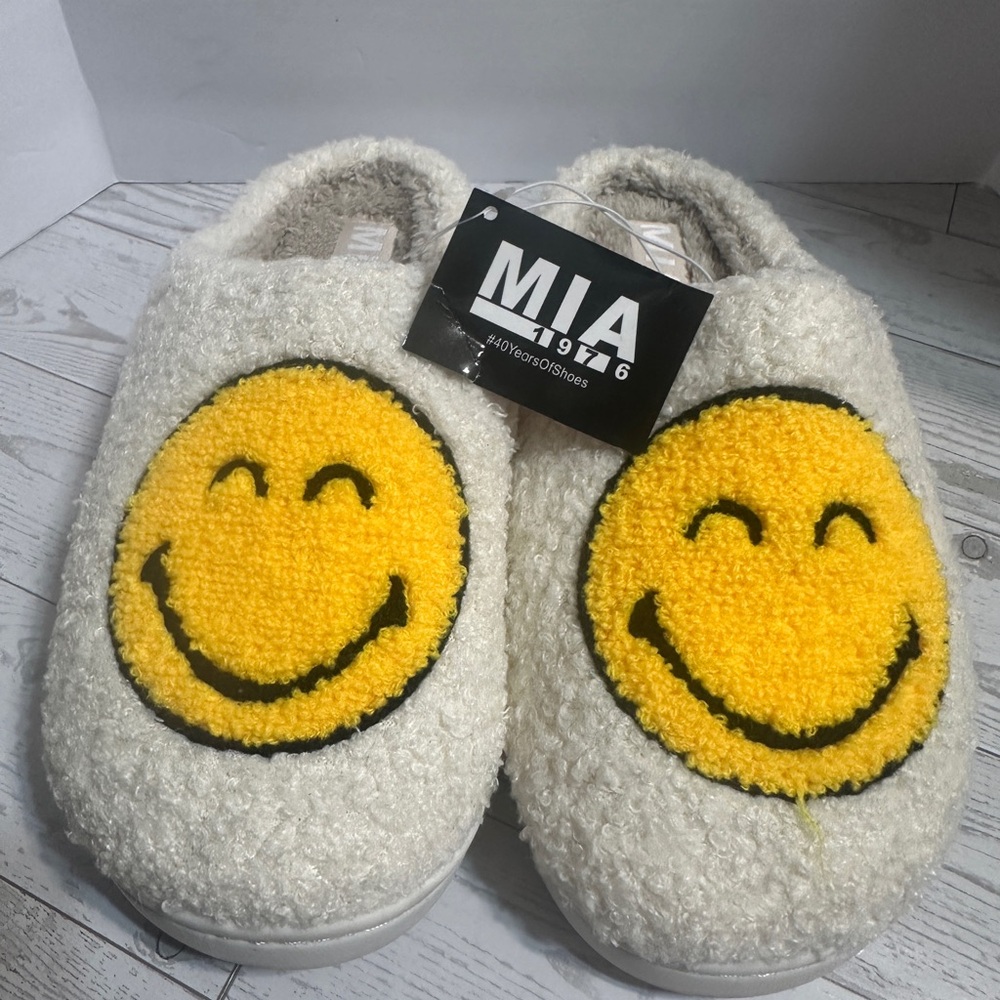 MIA Slippers in Ivory and Yellow with a Big Happy Face for Ladies in Size 8